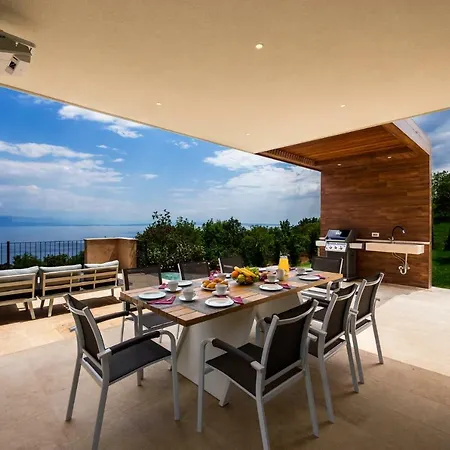 Vila Altavista - Seaview & Relax With Heated Pool & Minigolf Opatija
